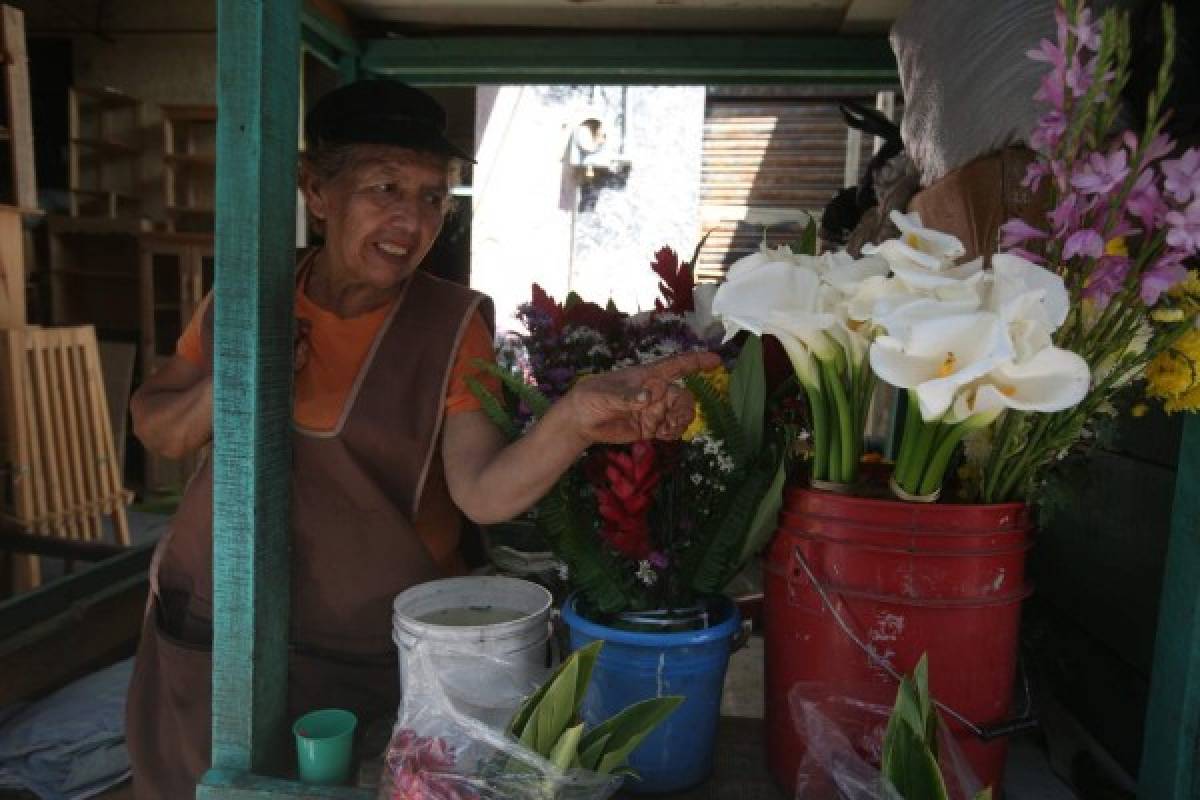 En los mercados y cementerios se preparan para el Día de Difuntos