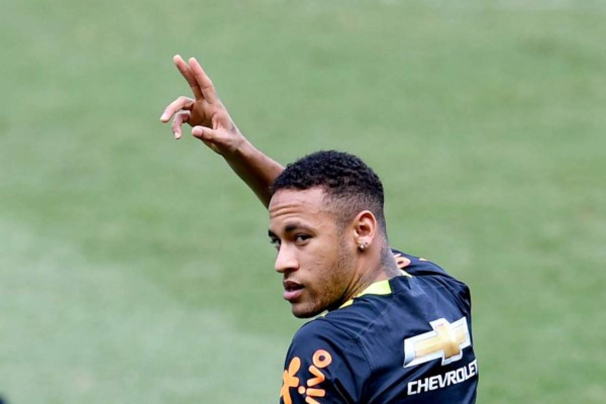 Neymar Jr. ya pasó los exámenes médicos con el PSG; París le espera con ansias. (AFP)