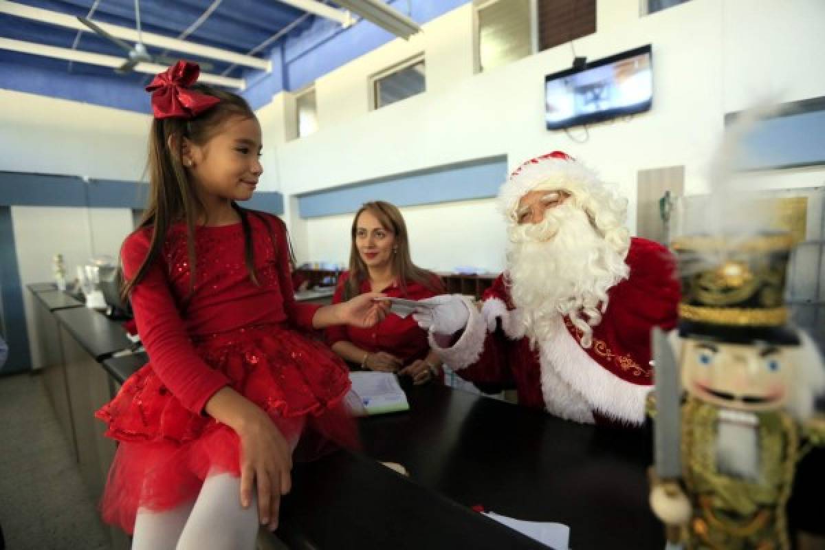 Santa recibe primeras cartas de sus nietecitos