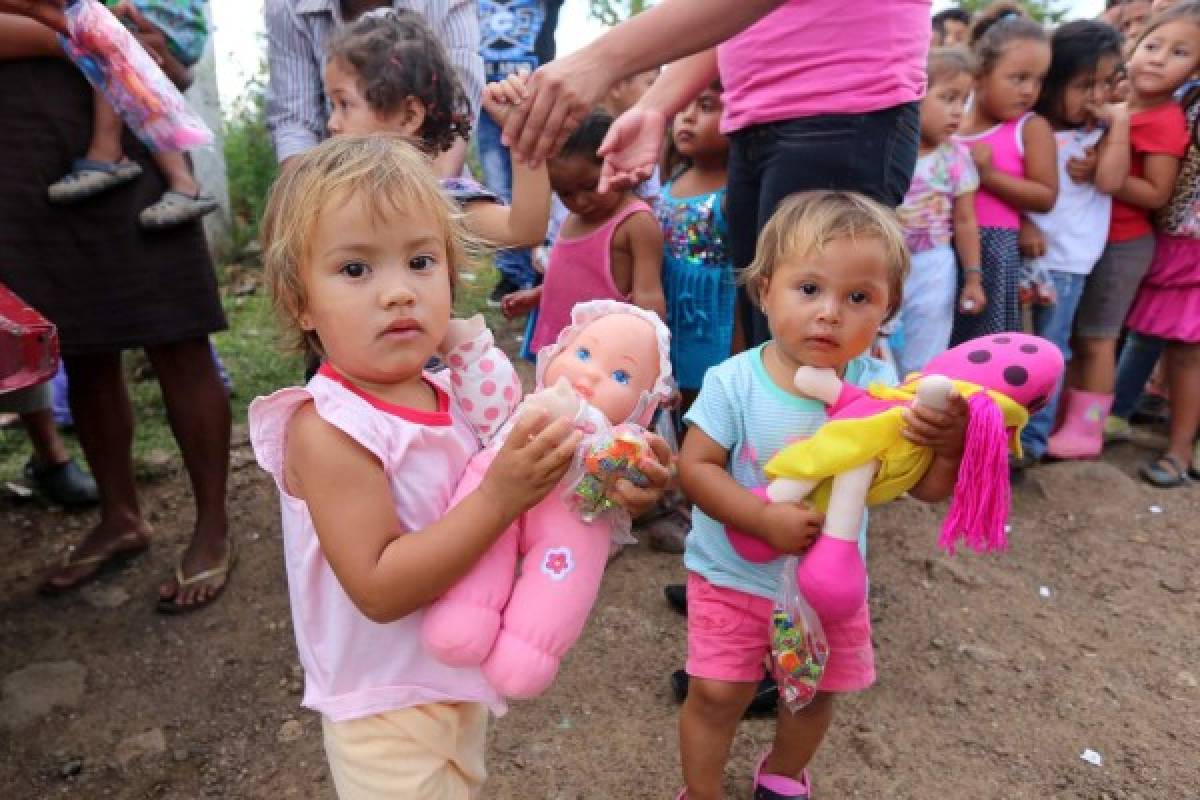 Niños de Santa Clara ofrecen plegarias de agradecimiento al recibir juguetes
