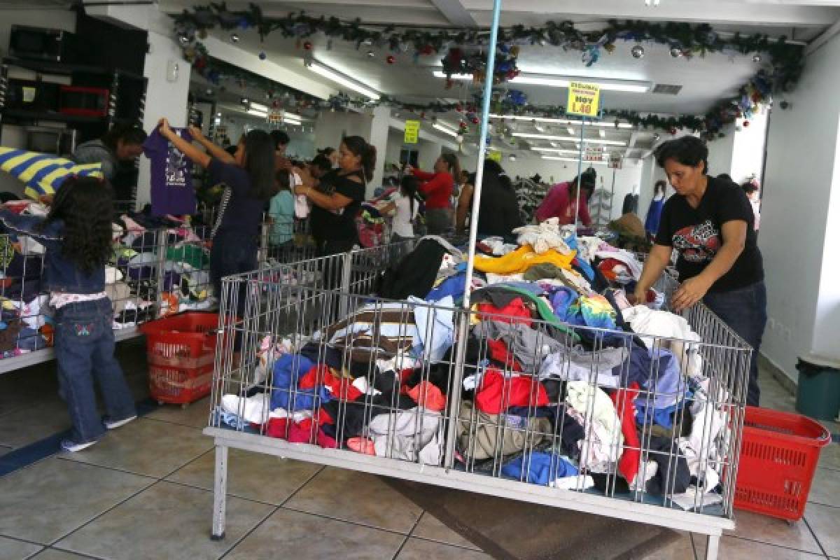 Abarrotadas de compradores se reportan tiendas de ropa usada en la capital de Honduras