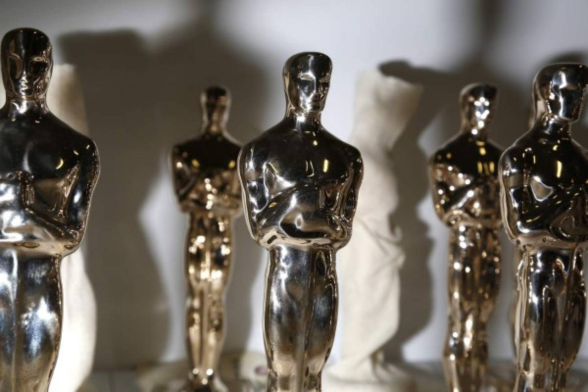 Los ganadores reciben sus Oscar en el escenario sin la placa, pero luego pueden ir a una mesa entre bambalinas para que se la pongan. Foto: AP