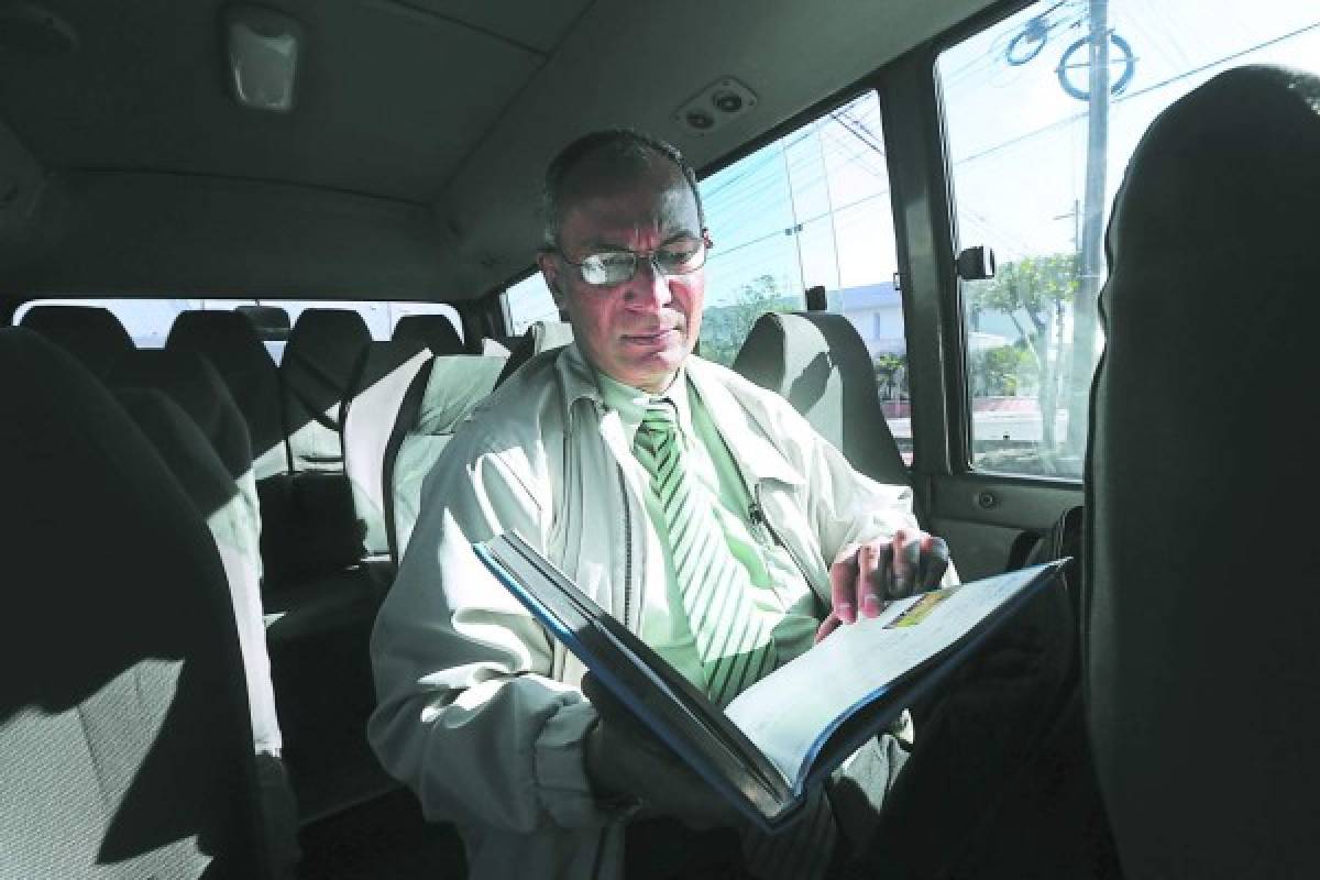 Ricardo Espinoza, el funcionario que prefiere viajar en bus