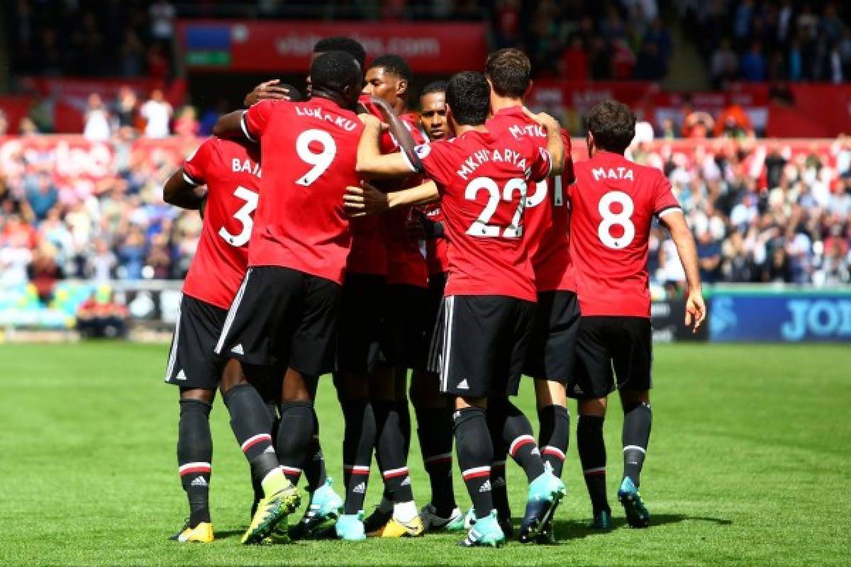 Los jugadores del Manchester United celebrando uno de los cuatro goles al Swansea. (AFP)