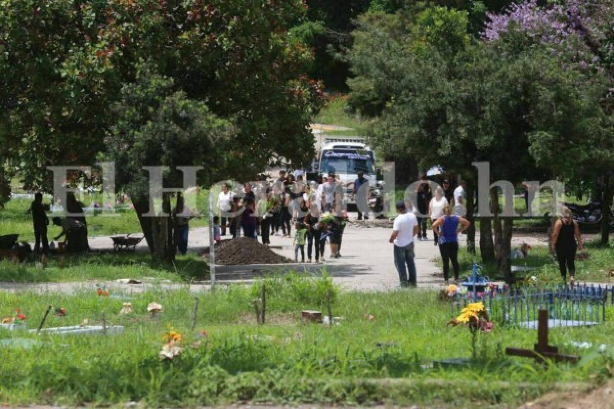 Entierran a jóvenes halladas muertas en colonia Villa Unión de la capital de Honduras