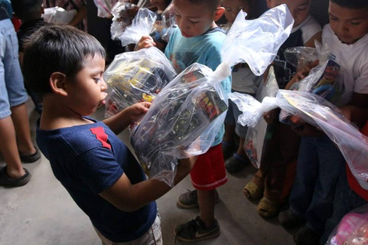 Honduras: En las faldas del cerro Juana Laínez decenas de niños fueron agasajados