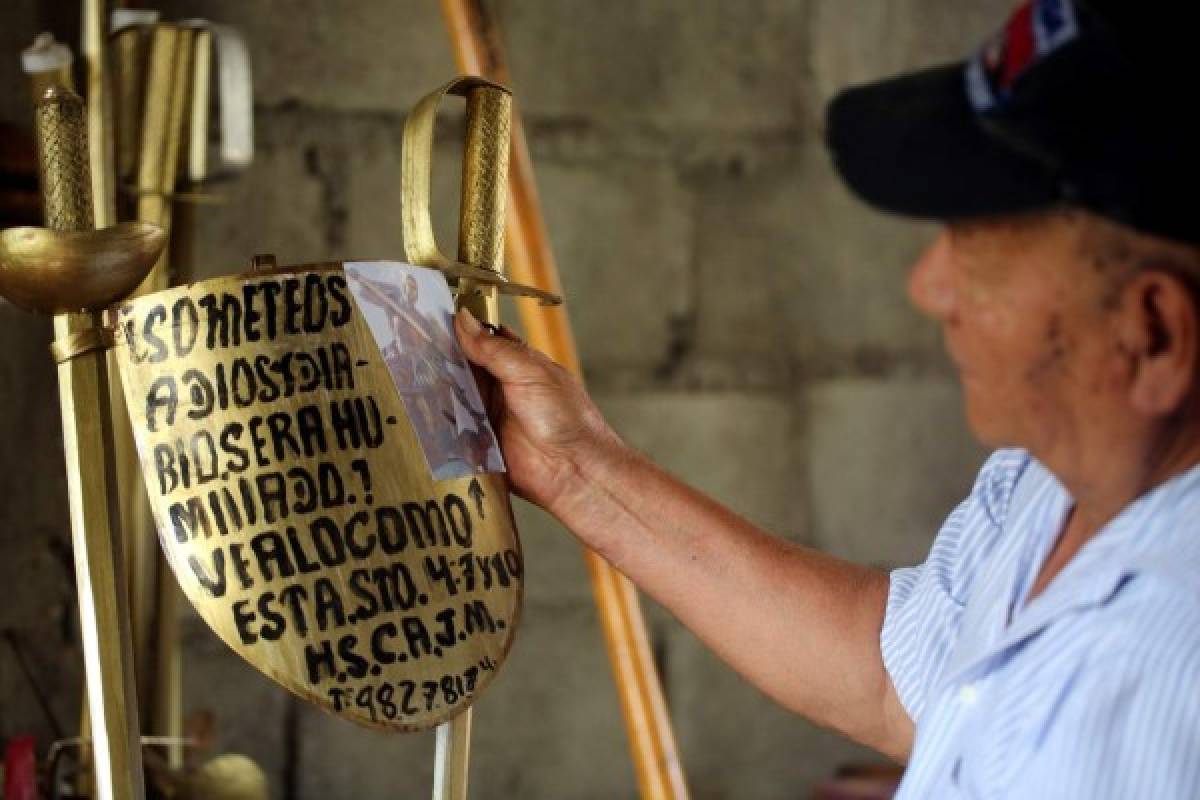 El artista hondureño de las cuerdas y la madera