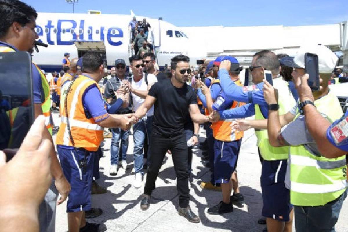 Luis Fonsi y sus amigos llegan a Puerto Rico con suministros 