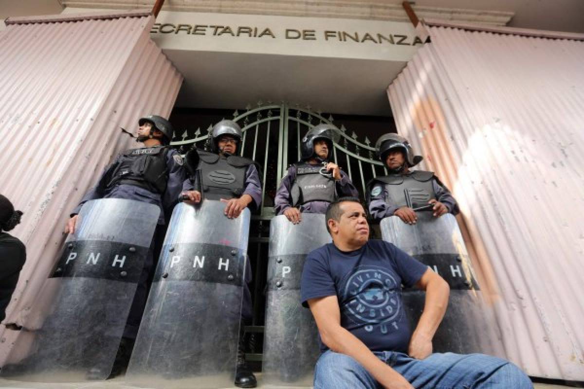 Honduras: Maestros protestan en las afueras de Finanzas