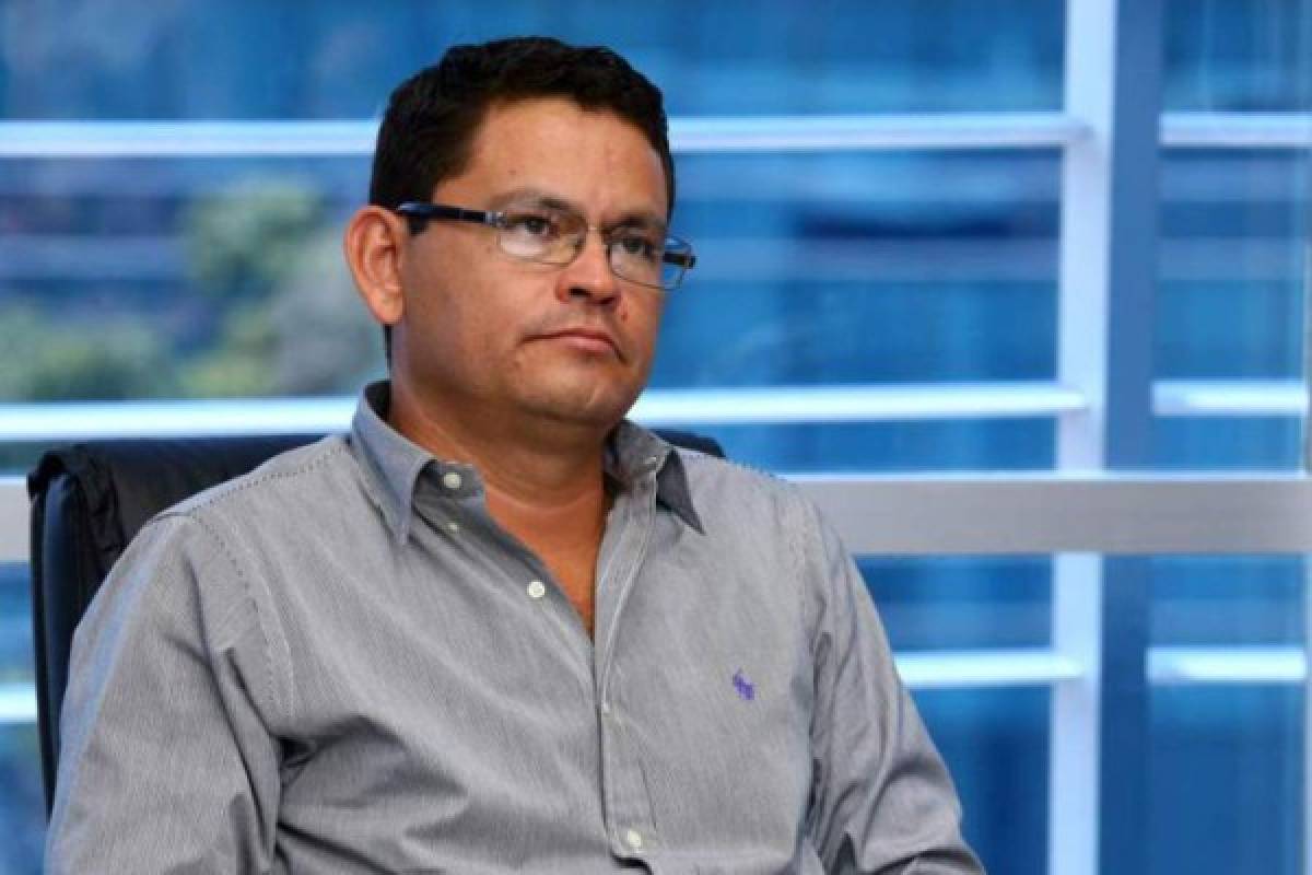 Congreso convoca a Marlon Escoto por denuncias contra alfabetización