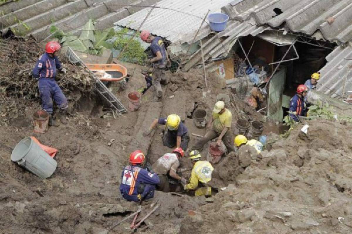 Familia completa muere soterrada tras lluvias en El Salvador