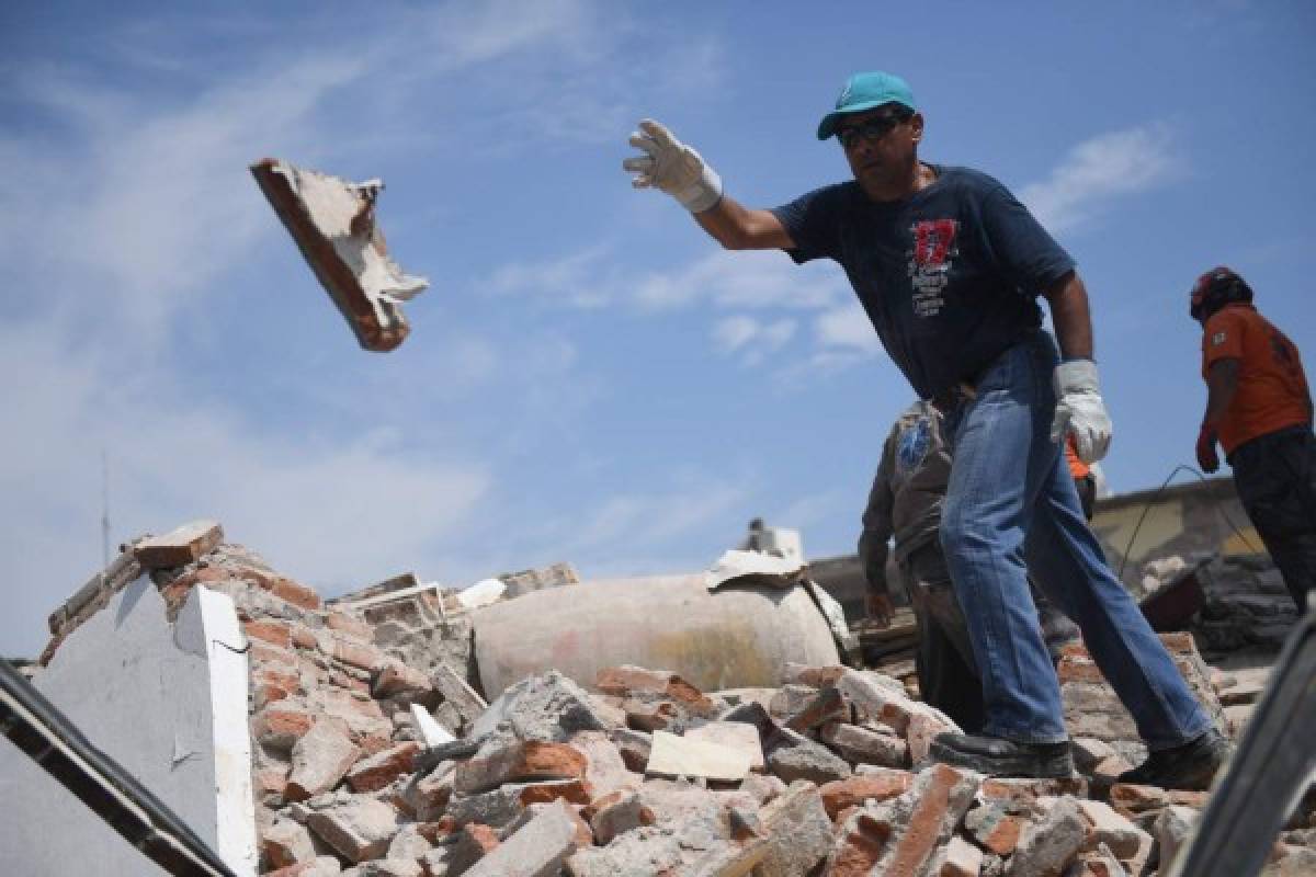 México busca reponerse de sismo que deja 61 muertos; Katia deja 2 víctimas más