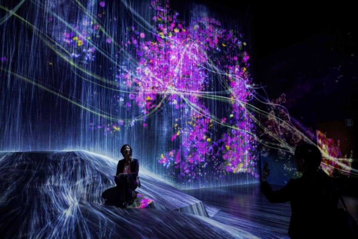 Tokio abre su museo de arte digital de cristales