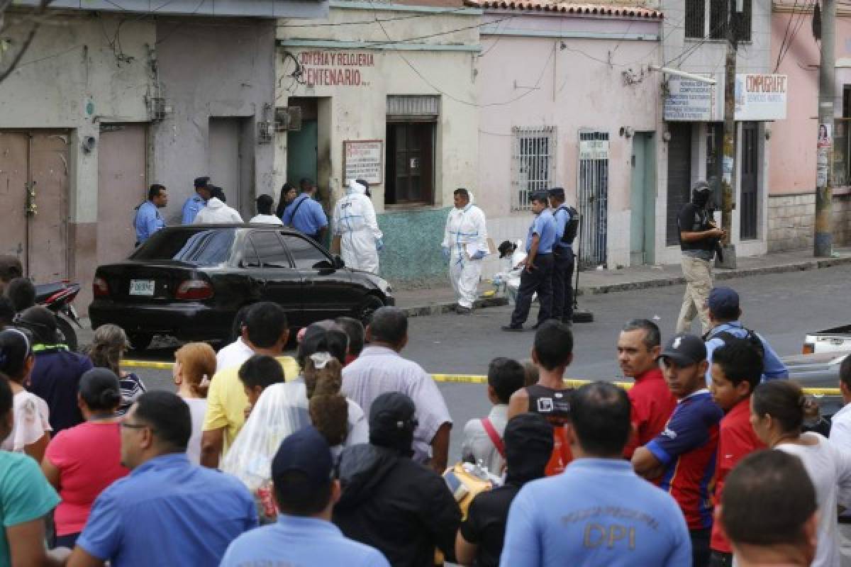 Agentes de la DPI levantan evidencias en la escena del crimen, foto: Estalin Irías / EL HERALDO.