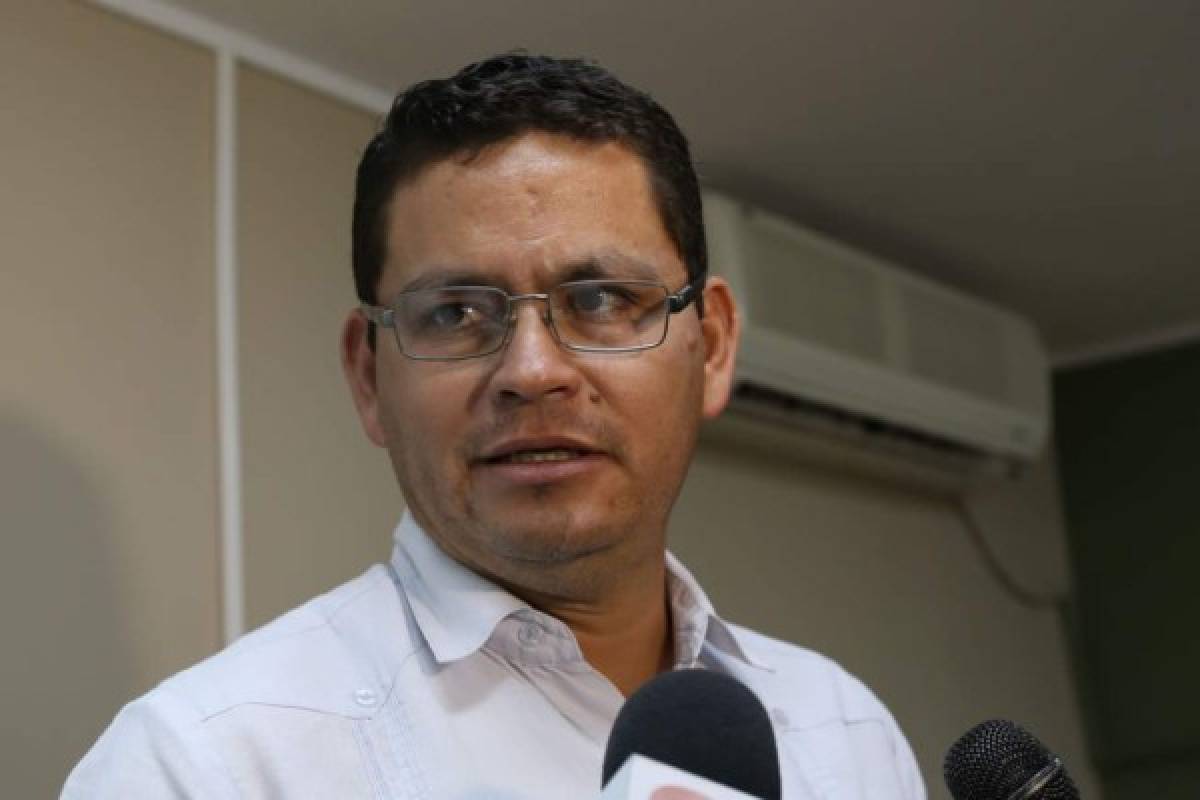 Marlon Escoto intenta reintegrar a docentes en UNA pese a estar suspendido como rector