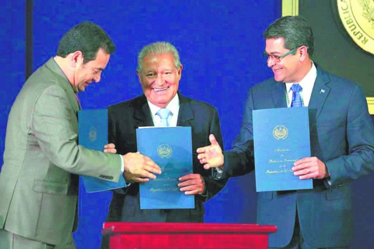 Los presidentes Jimmy Morales, Salvador Sánchez Cerén y Juan Orlando Hernández en la firma del acuerdo.