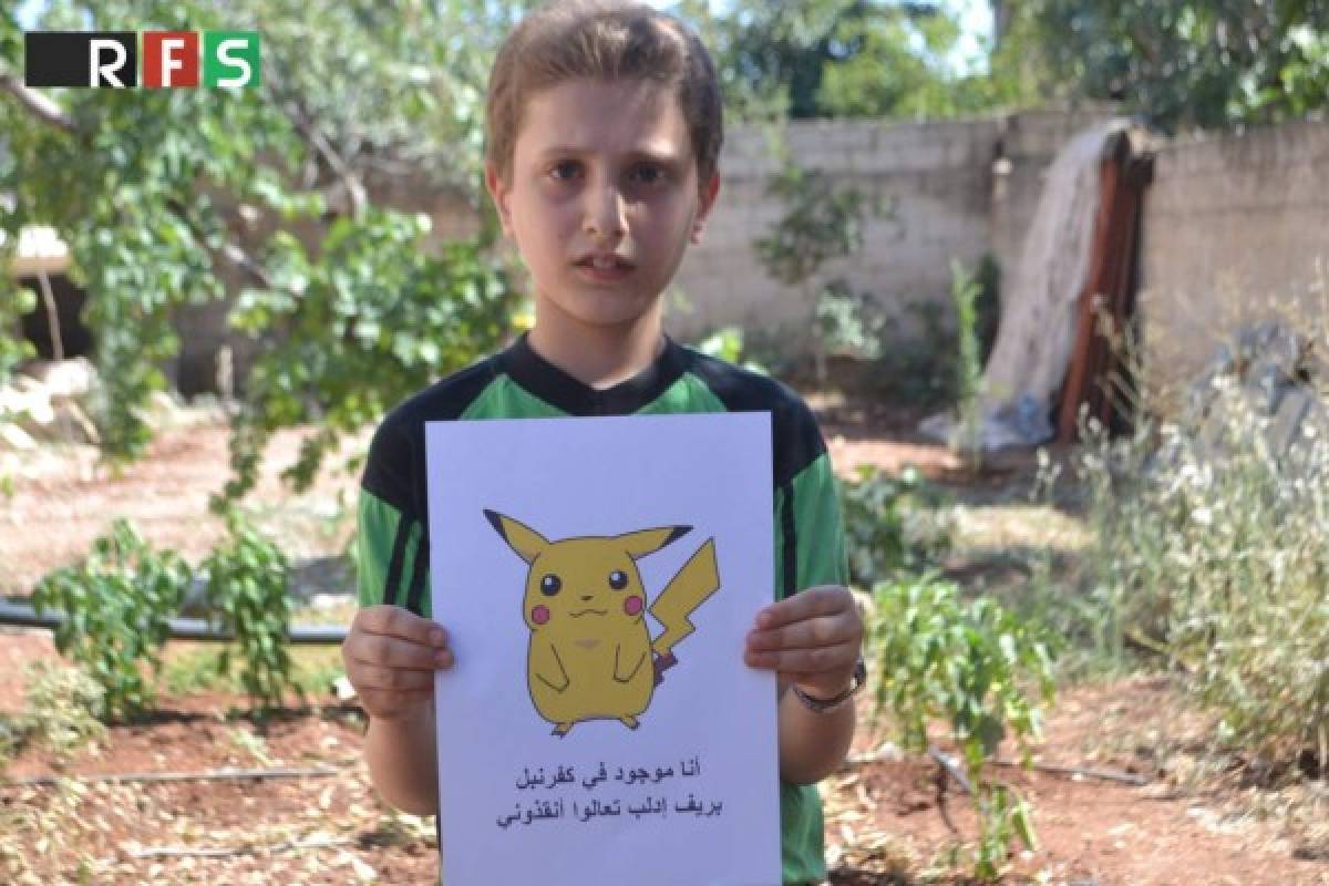 Niños sirios posan detrás de un Pokémon para pedir ayuda a Comunidad Internacional