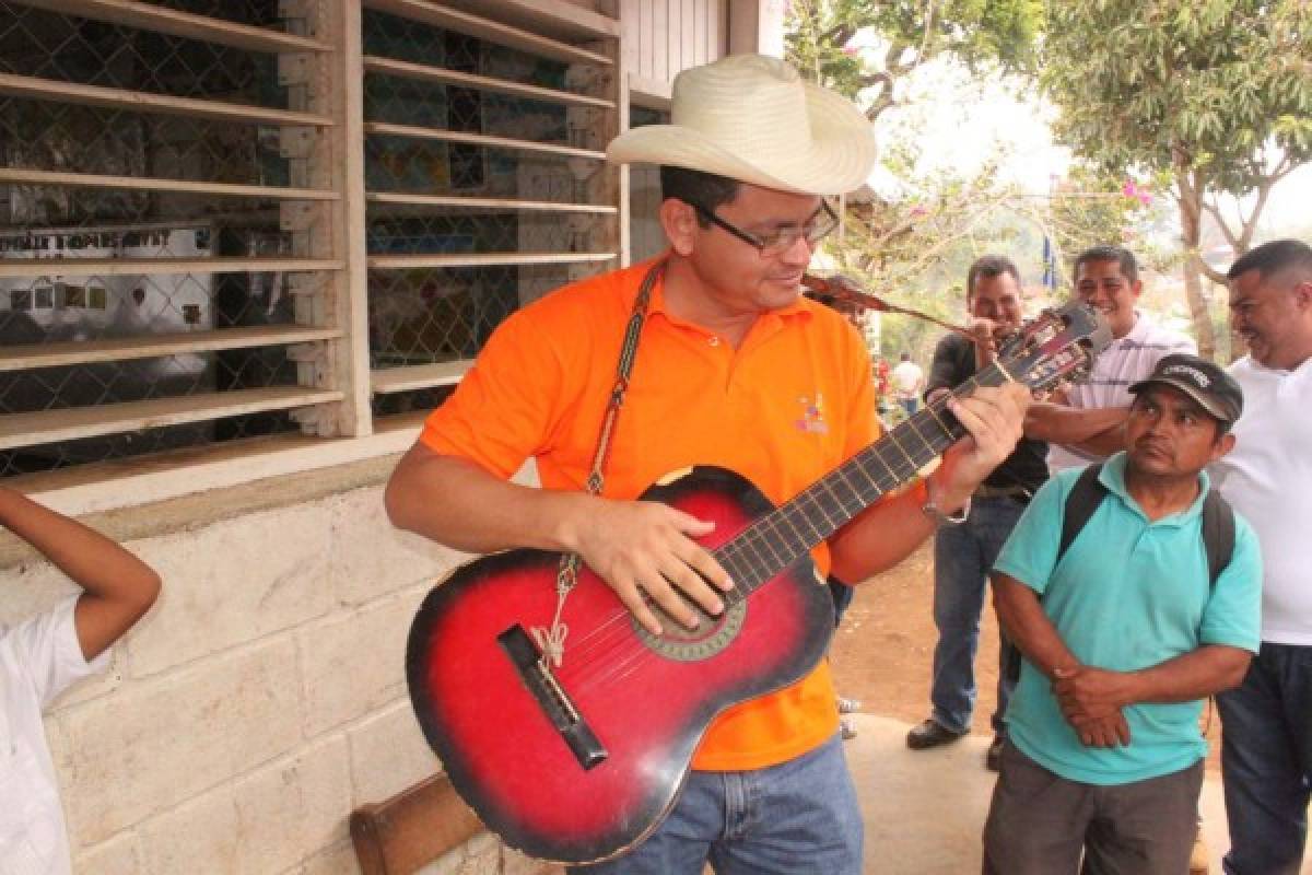 Marlon Escoto celebró cuatro años como ministro de Educación de Honduras