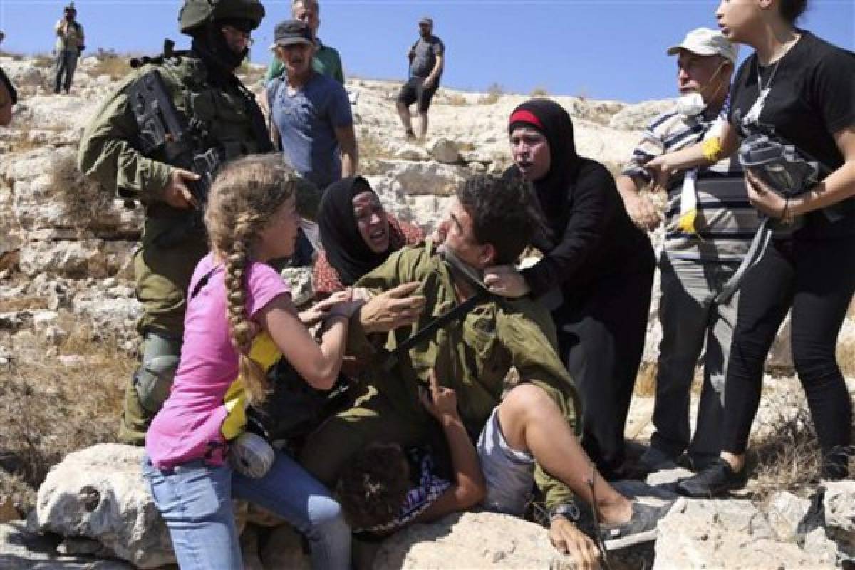 Se viraliza video de pleito de palestinas y soldado israelí