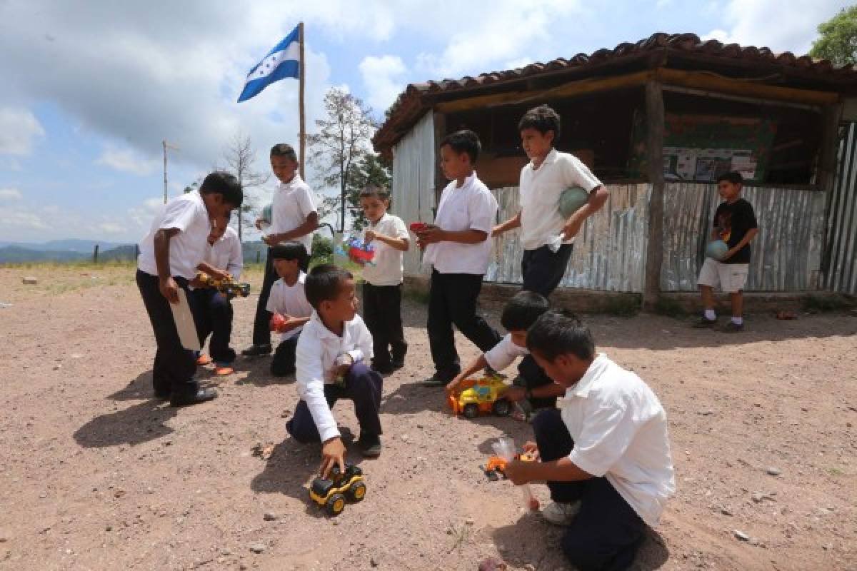 Pequeños de la zona oriental capitalina sonríen luego de recibir un obsequio