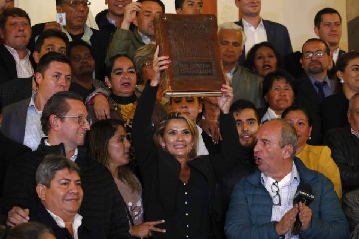 Jeanine Añez se autoproclama presidenta interina de Bolivia