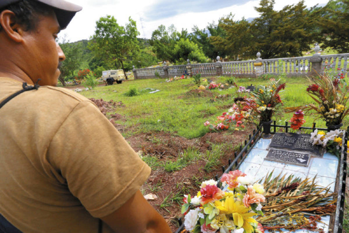 El Heraldo visitó tumba de Max Flores