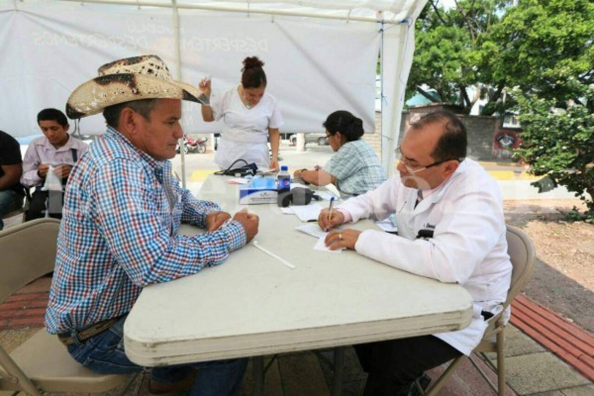 Honduras: Por segundo día, doctor Chirinos brinda consultas en la calle