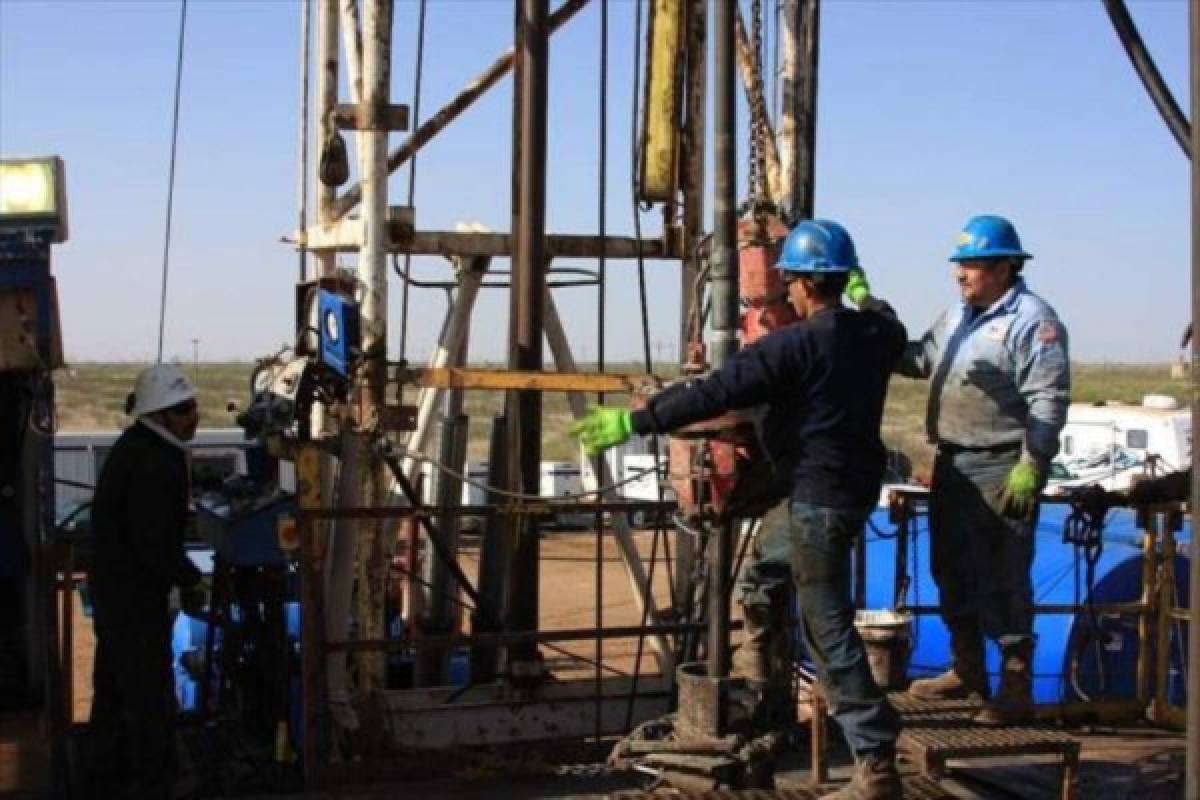 El petróleo cierra en baja en Nueva York a 55.84 dólares el barril