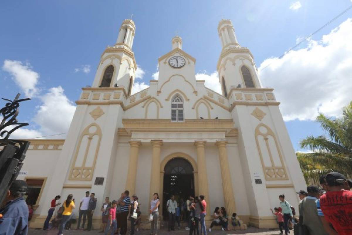Honduras: Preciosas moradas custodian a la Virgen protectora