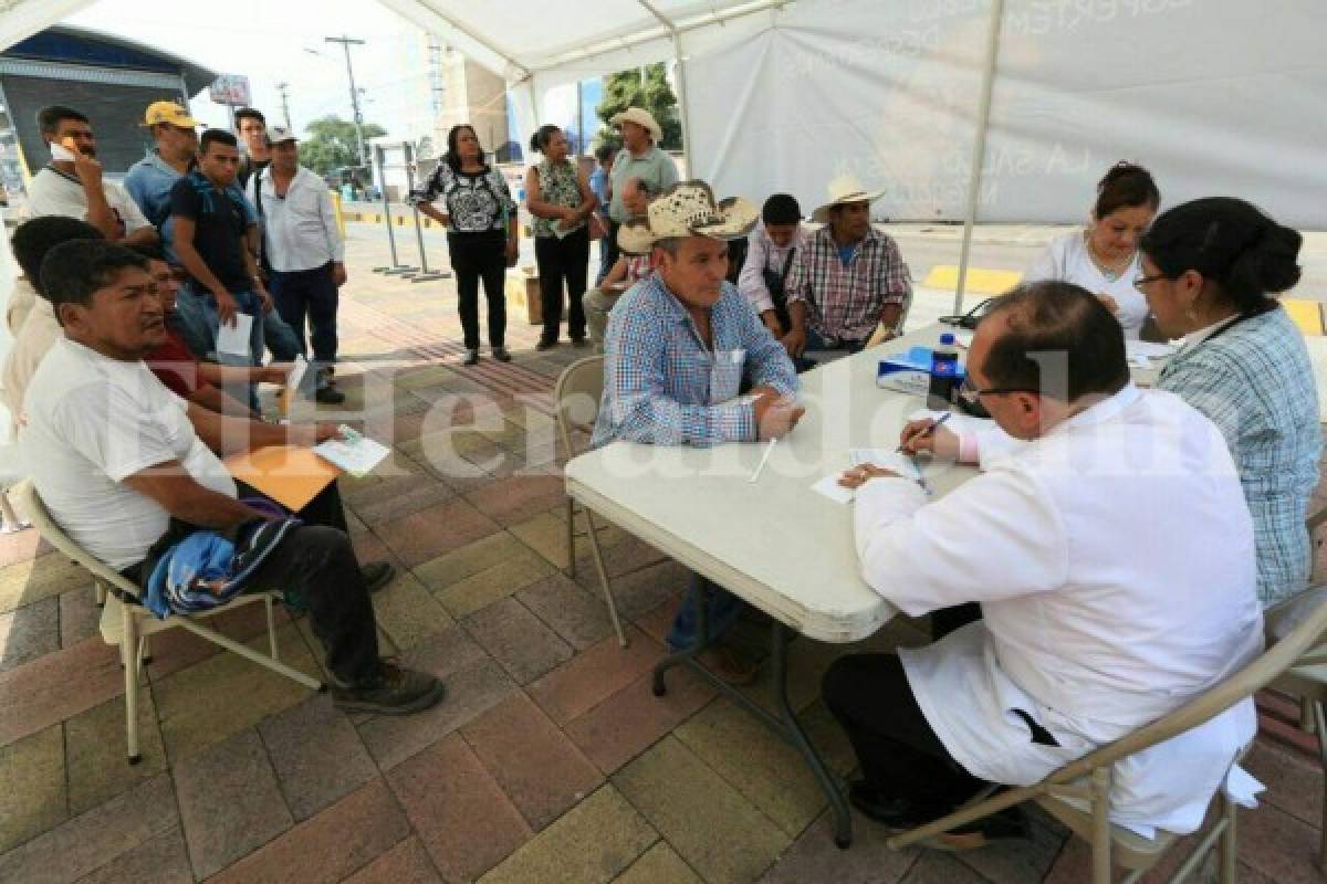 Honduras: Por segundo día, doctor Chirinos brinda consultas en la calle