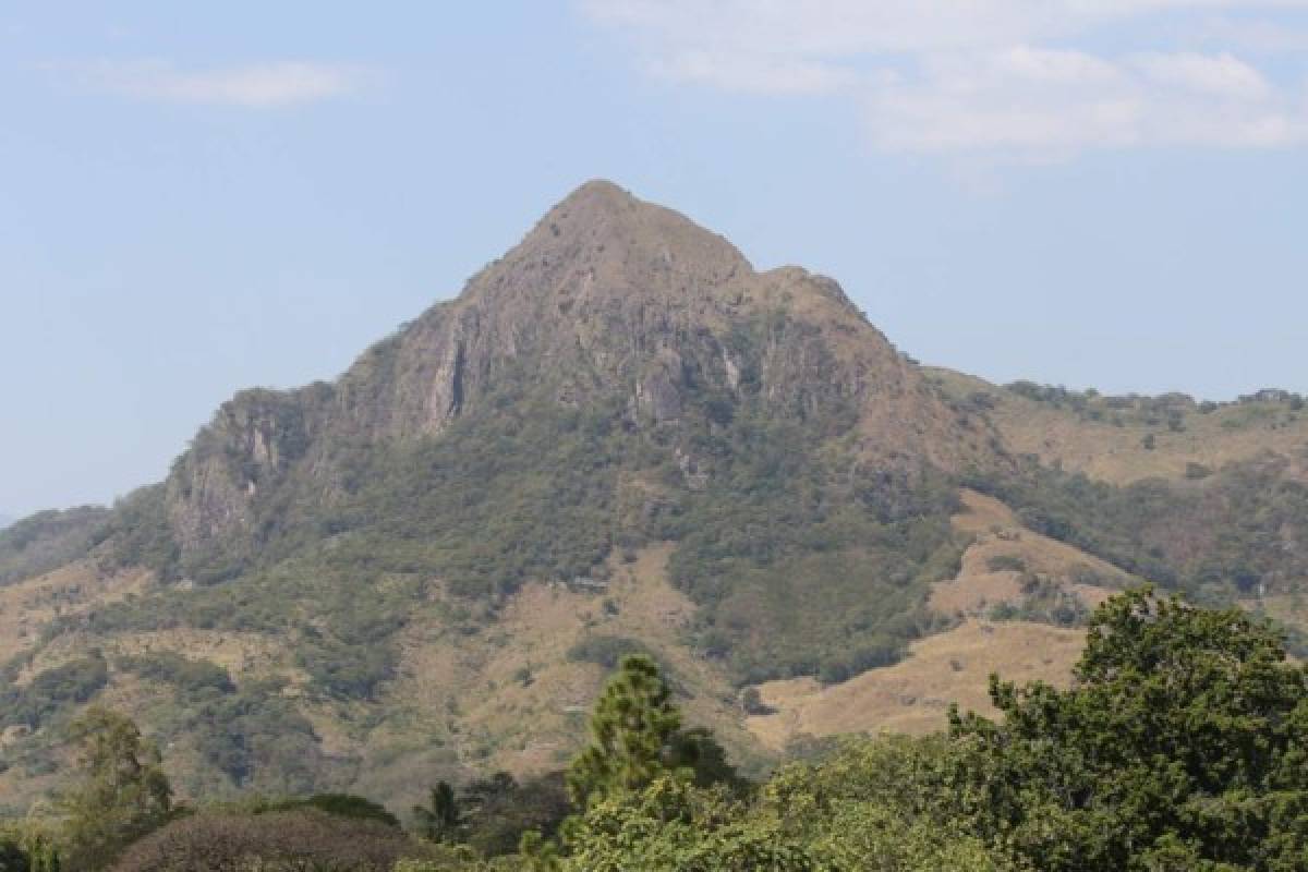 El cerro caliare es una de las mayores sensación del Corpus, porque desde cualquier punto se puede apreciar esta montaña. (Crédito de foto David Romero / Honduras noticias)
