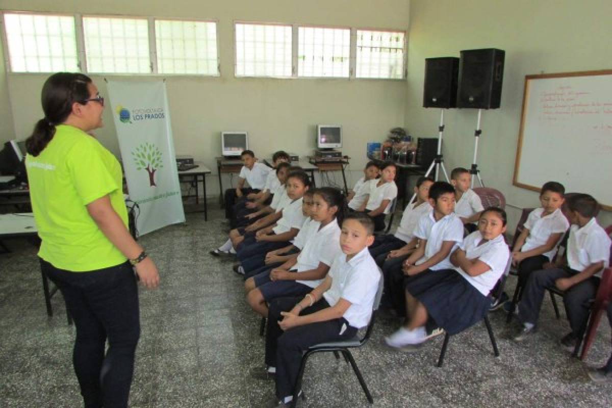 Ejecutivos de Fotovoltaica Los Prados instruyen a niños ecologistas