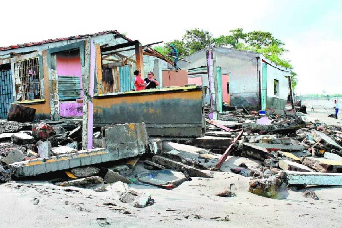 Marejadas dejan daños y familias sin hogar en la costa de Marcovia