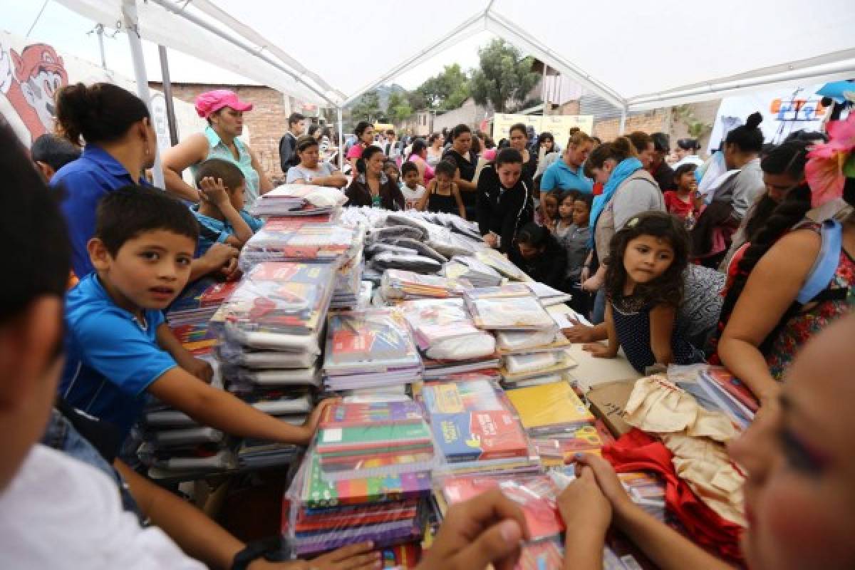 Honduras: Dos mil niños de la capital reciben uniformes y útiles