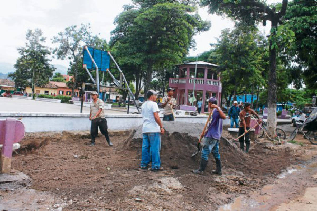 Remodelan parque central de Teupasenti