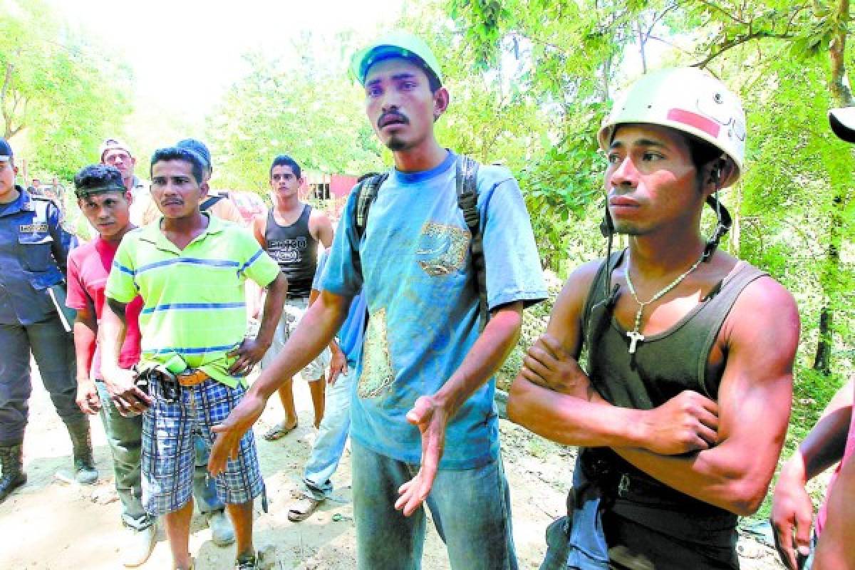 Honduras: Con lágrimas, mineros desisten búsqueda de compañeros