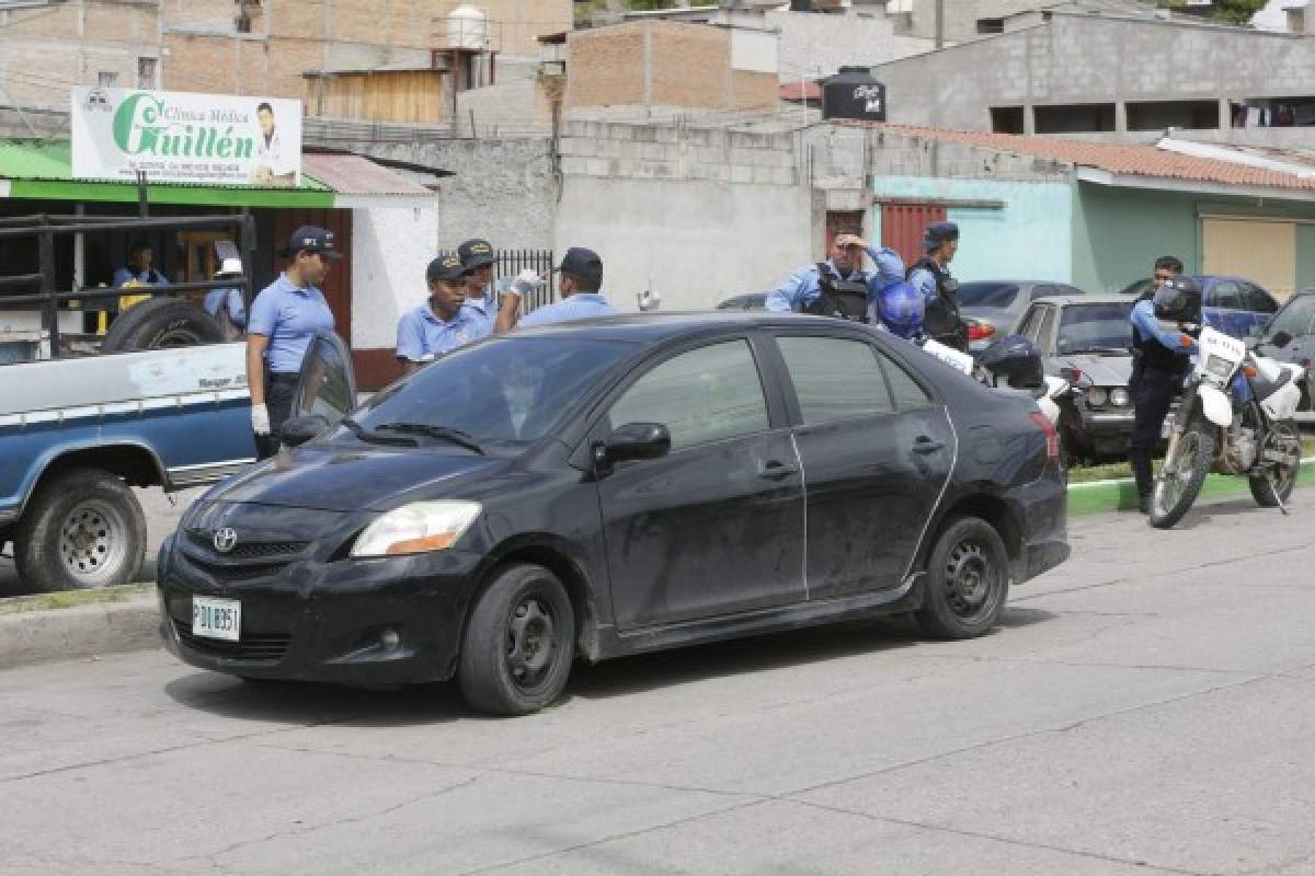Agentes de la DPI inspeccionan el vehículo conducido por los supuestos delincuentes, foto: Estalin Irías.