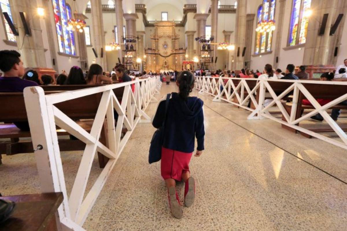 Acción de gracias y súplicas a los pies de la santa madre