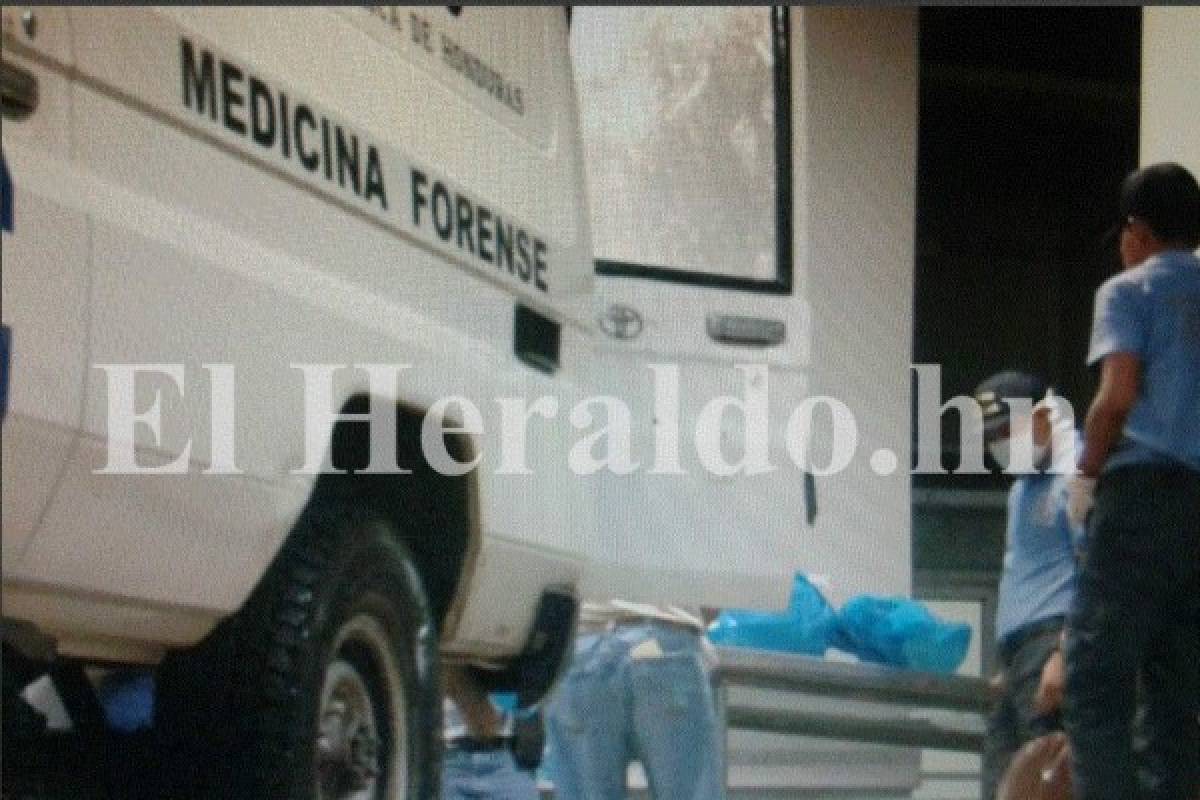 Personal forense realiza entierro masivo de 28 cuerpos que permanecían en la morgue