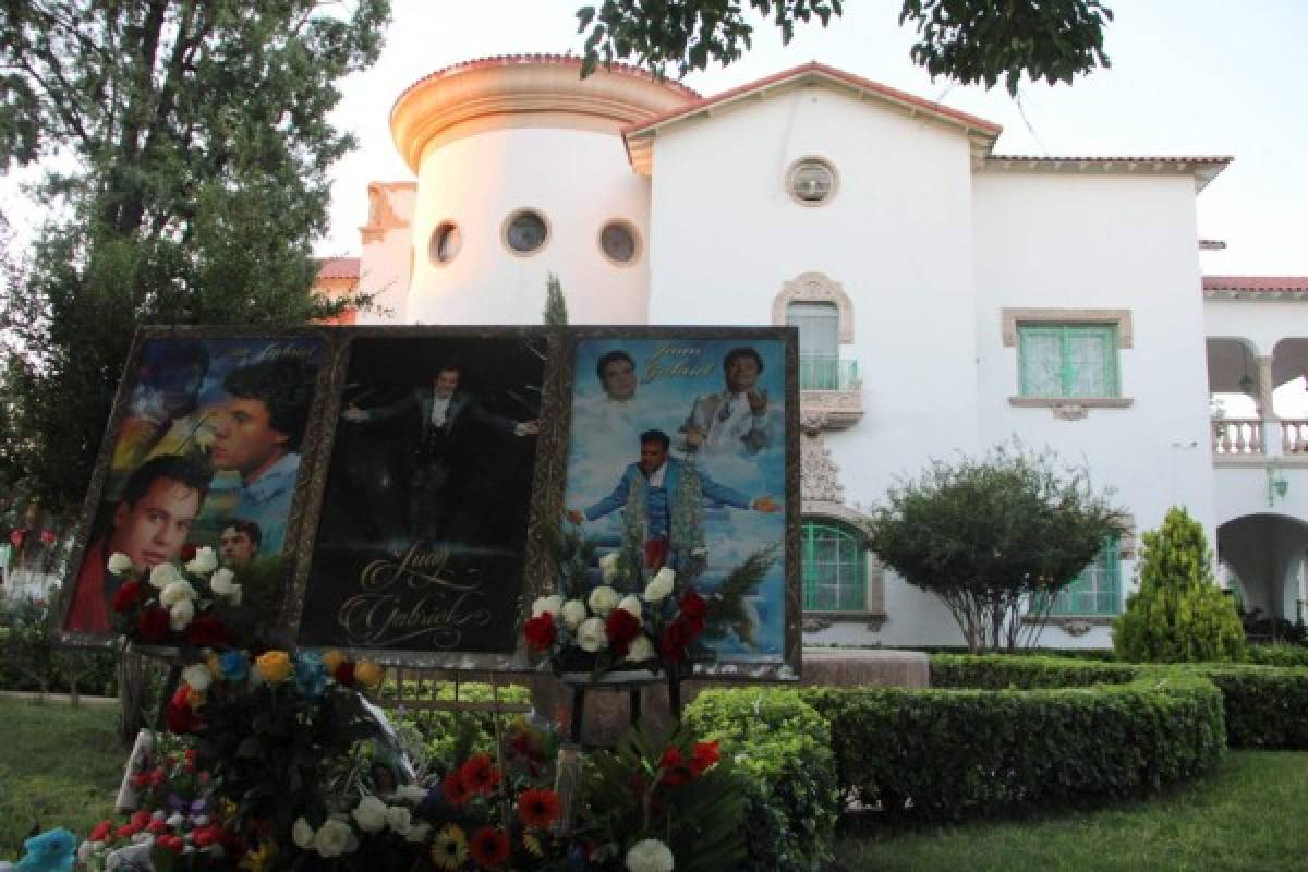 Cientos de seguidores llegaron a su casa en Santa Mónica para dejar arreglos florales en su honor. Foto: AFP