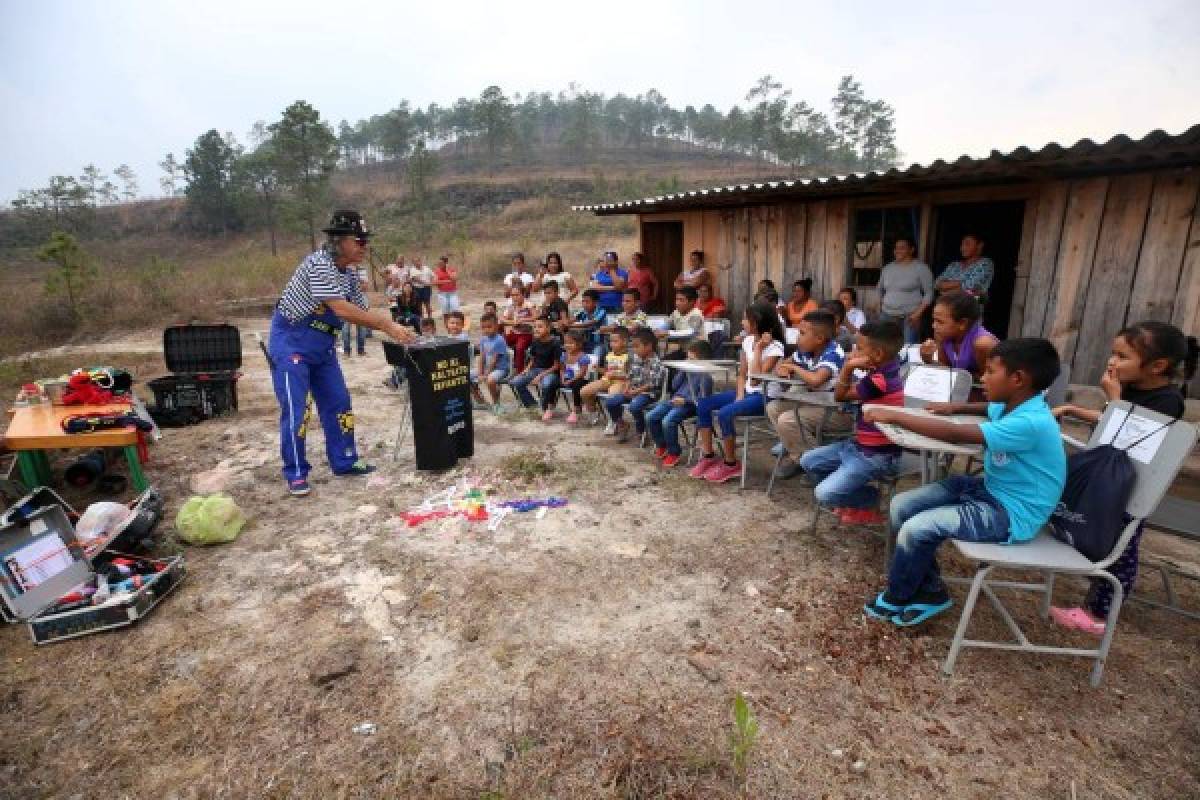 Una donación de libros y show de magia llegan a niños de El Zurzular