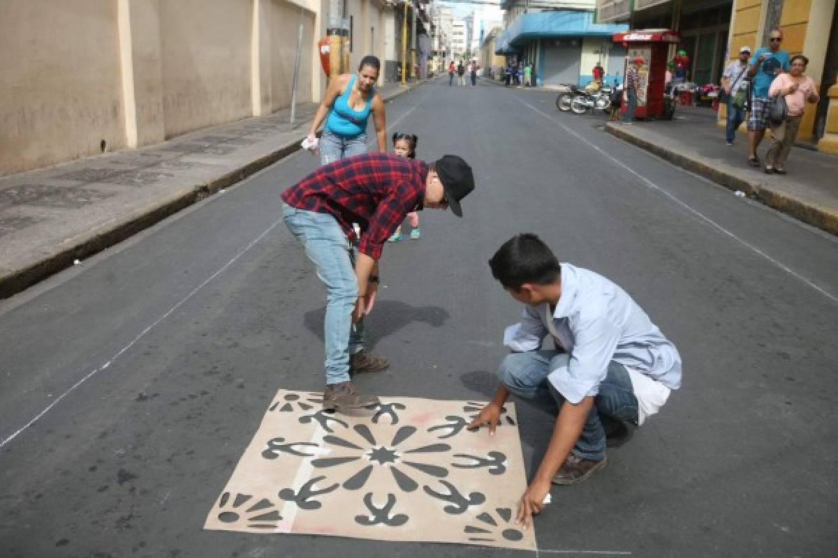 Avenida Cervantes cubierta por 650 metros de alfombra de aserrín