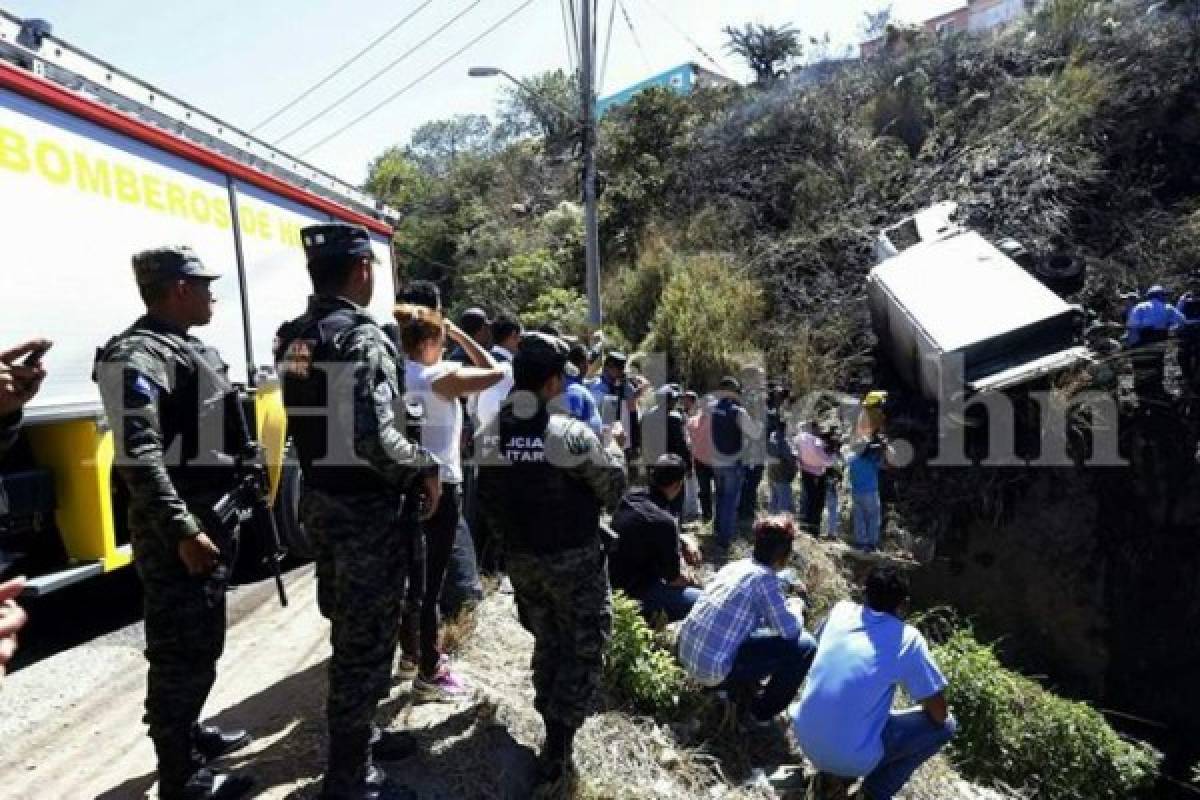 Video: El momento exacto en que carro repartidor en llamas cae al abismo en la capital de Honduras  