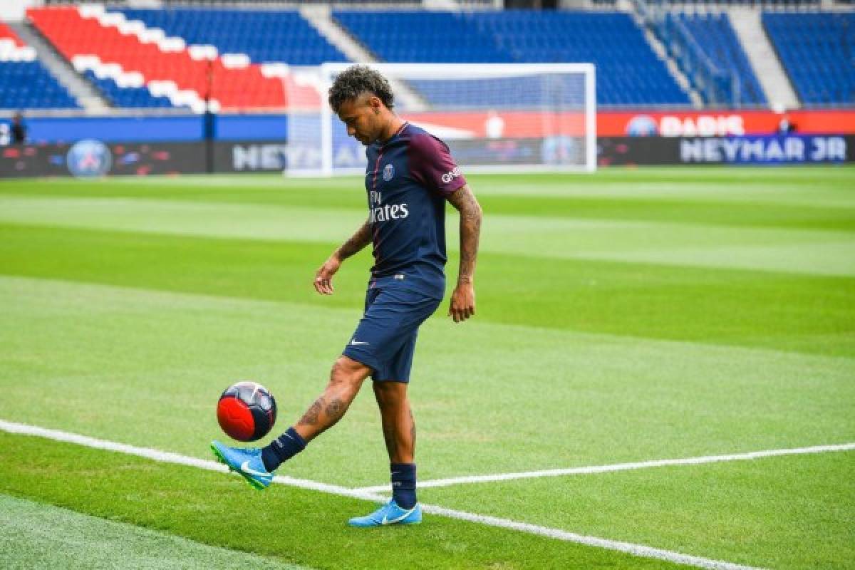 Así se ve Neymar con el uniforme del PSG al ser presentado en el Parque de los Príncipes. (AFP)