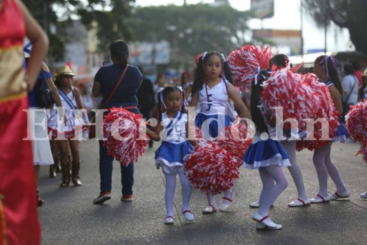 Desfiles: Estudiantes de primaria llenan de civismo la capital de Honduras