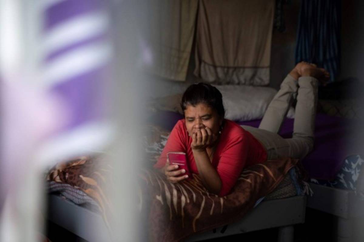 'Si me llamas y el teléfono suena apagado, es que ya estoy encerrada', le dice migrante salvadoreña a su hija  