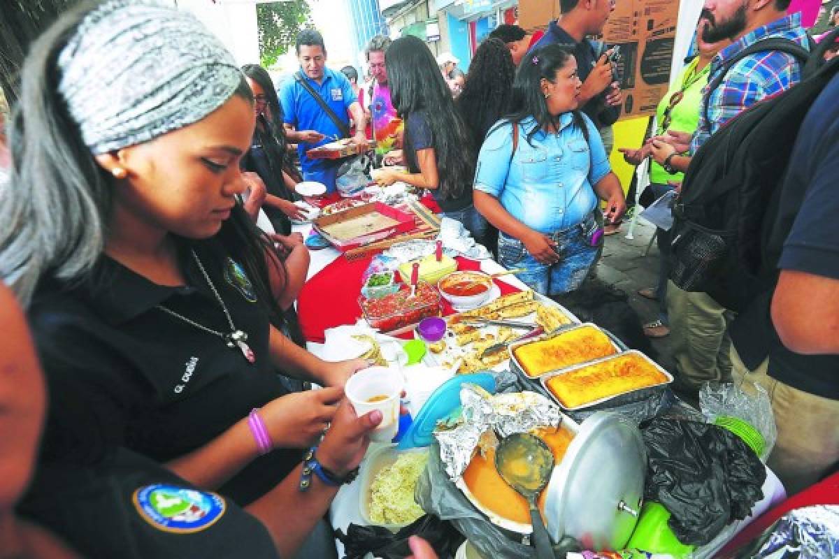 Tacos y baleadas con grillos y cucarachas ofrecen a capitalinos