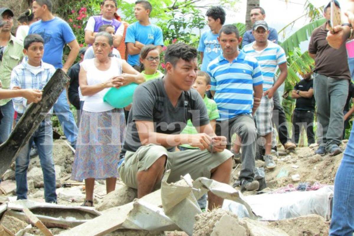 Mueren cinco personas tras caer enorme roca en su casa en El Paraíso