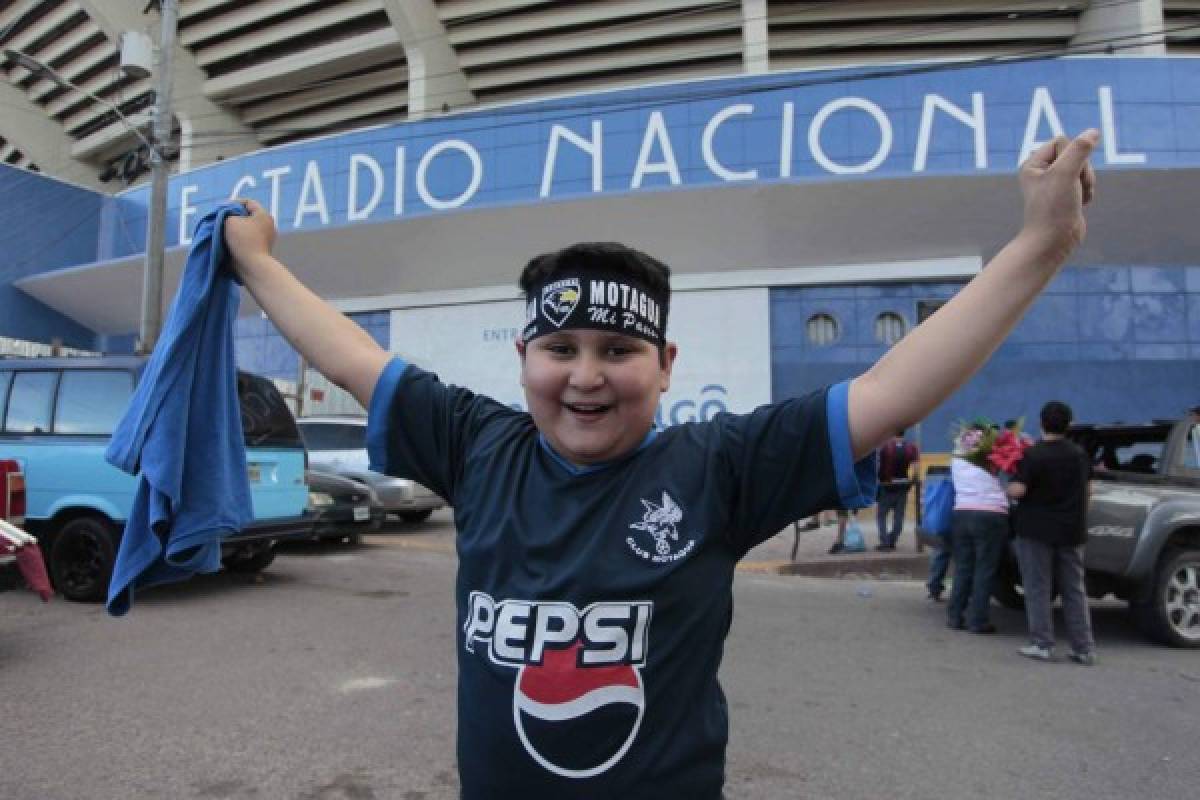 Honduras': El estadio Nacional se pintó de azul profundo...