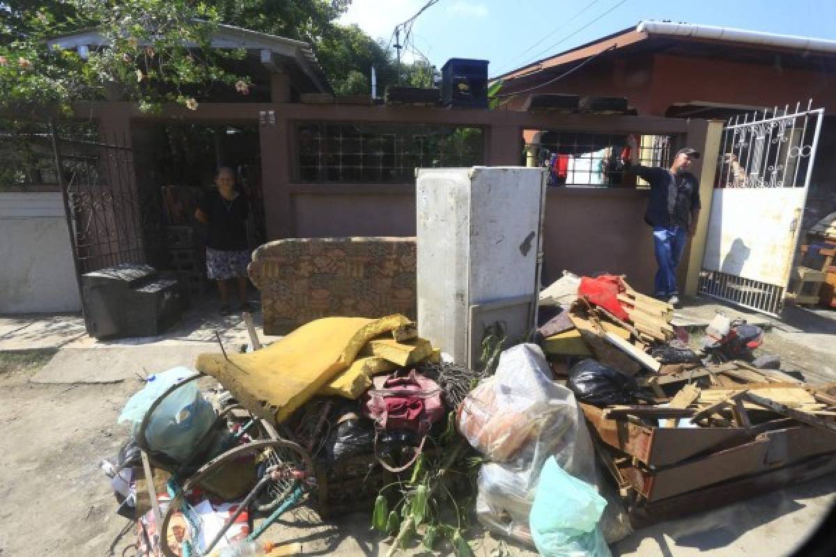 Extenuantes jornadas de limpieza realizan familias en el valle de Sula